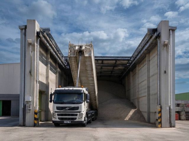 Entrepôt de stockage de vrac protégé par une toiture découvrable ouverte 