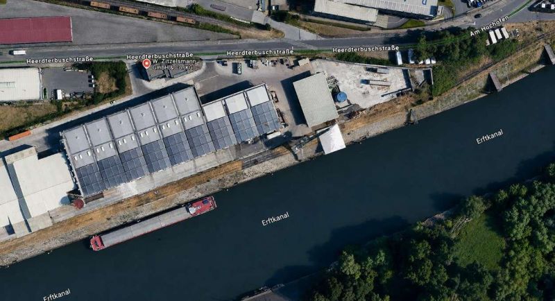  Terminal vrac de Neuss avec neuf hangars à toiture découvrable en bord de  voie navigable 