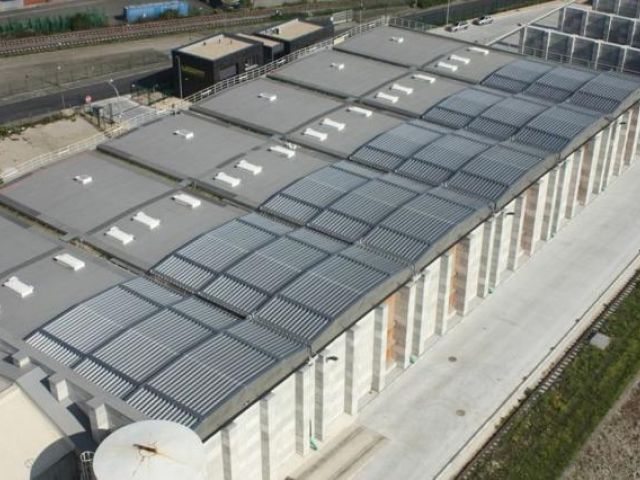 Neuf toitures rétractables sur cellules de stockage au port de Neuss en Allemagne