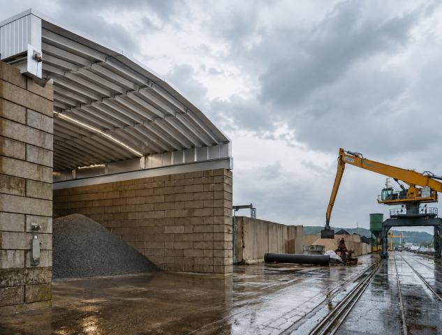 Box de stockage portuaire à toiture découvrable avec grue de manutention en bord à quai