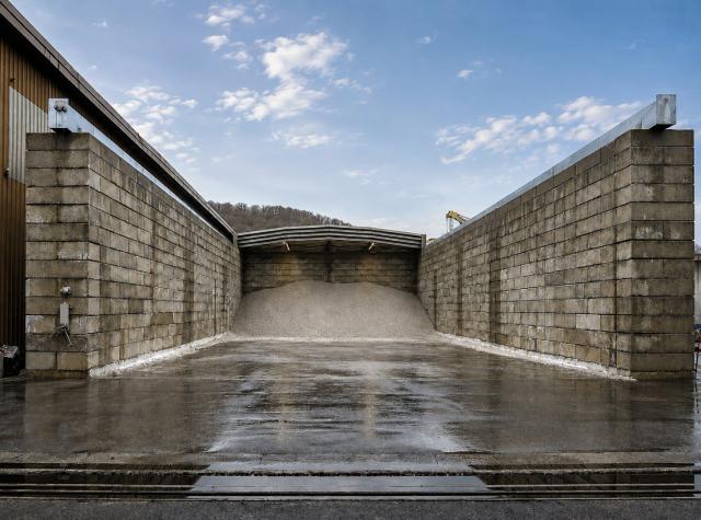 Box de stockage de vrac avec accès direct depuis la péniche en bord à quai