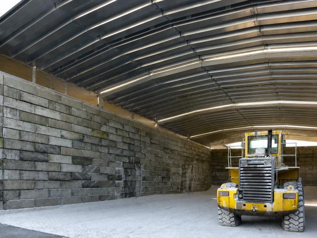 Intérieur d’un bâtiment de stockage à toiture découvrable au port de Frouard avec chargeur