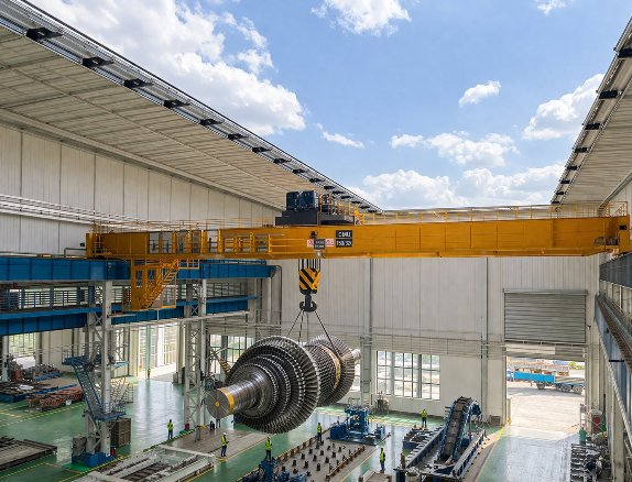 Cette configuration est particulièrement intéressante pour : la maintenance de machines industrielles ; les grues et engins de manutention ; les camions-bennes et véhicules industriels ; les citernes et équipements de grande hauteur ; les locomotives et matériels ferroviaires ; les équipements portuaires ; les machines et pièces hors gabarit. La toiture découvrable permet ainsi de travailler dans un véritable atelier sans être limité par la hauteur du bâtiment.