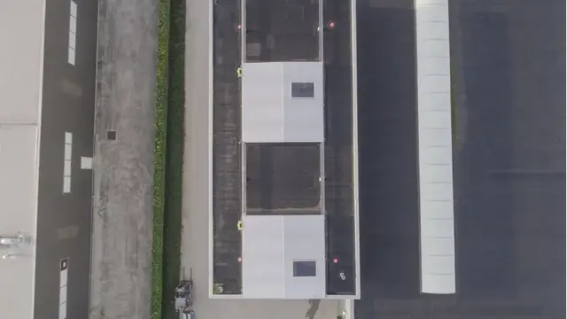 Toiture découvrable permettant le levage d'une machine sur une installation industrielle 