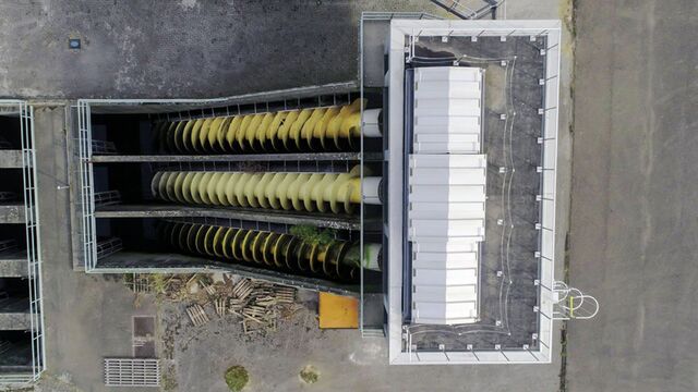 Toiture escamotable industrielle sur un bâtiment technique de traitement des eaux