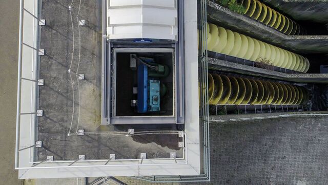 Ouverture de toiture permettant l'accès à un équipement industriel pour maintenance