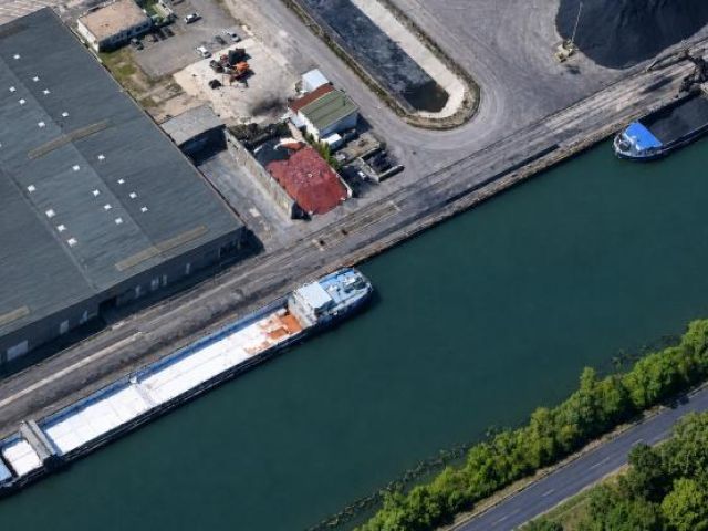 Vue aérienne d’un box de stockage ouvert en bord à quai au port de Neuss