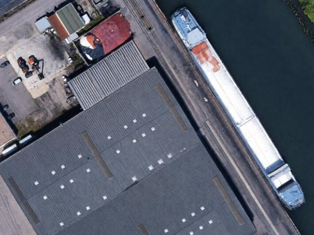 Vue aérienne d’un box de stockage ouvert en bord à quai au port de Neuss